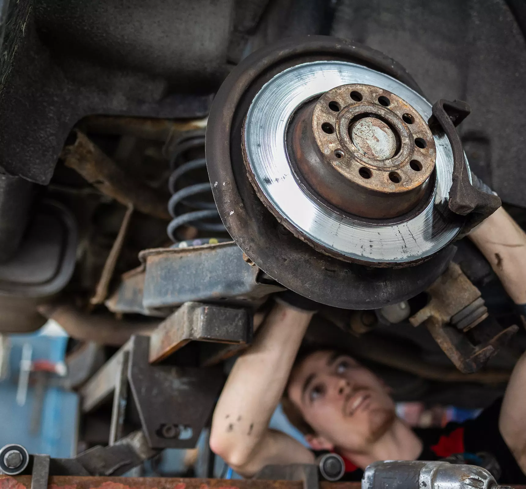 SjekkPunkt-mekaniker jobber med bremser på bil